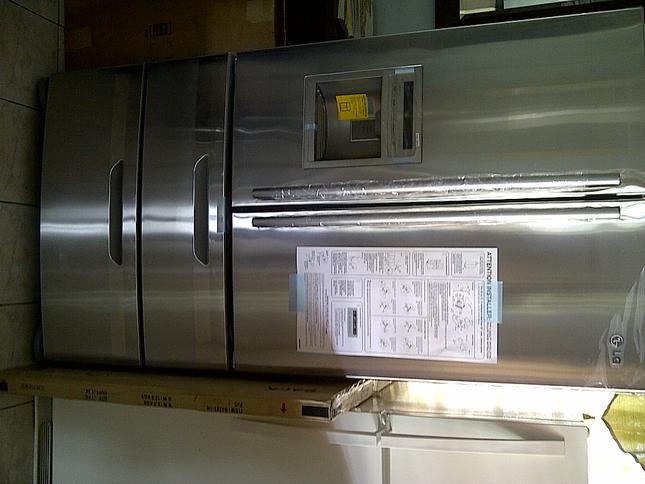 LMX25964ST Large capacity 4 door French door refrigerator with ice & water dispenser...Click Here For Details